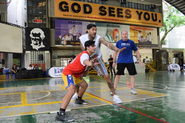 Willie Cauley-Stein (center), John Ramirez (first from the right)
