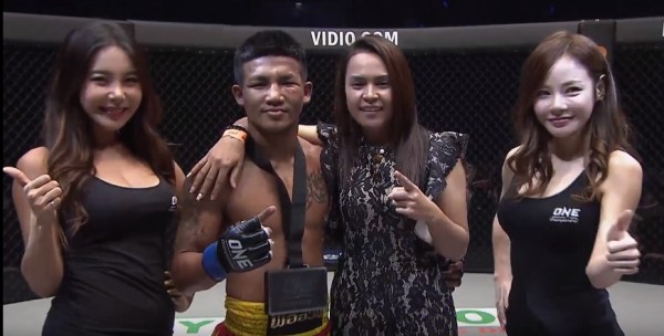 Rodtang Jitmuangnon (2nd from left)