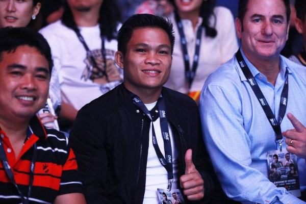 Jerwin Ancajas (middle)