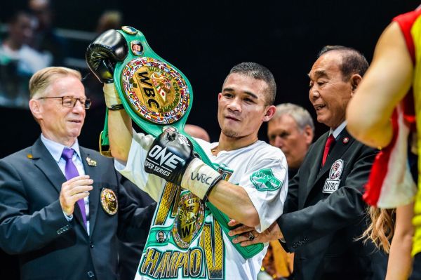 Srisaket Sor Rungvisai (middle)