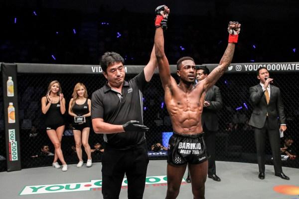 Atsushi Onari, Brown Pinas (©ONE Championship)