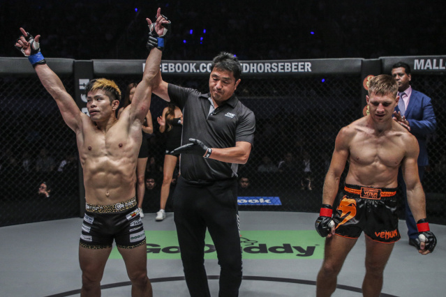 Hiroaki Suzuki, Atsushi Onari, Deividas Danyla (© ONE Championship)