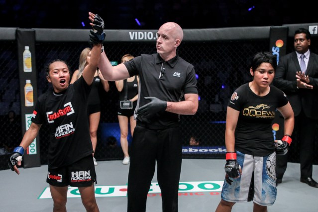 Dwi Ani Retno Wulan, Olivier Coste, Putri Padmi (©ONE Championship)