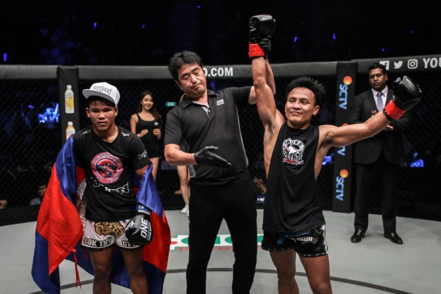 Sok Thy, Atsushi Onari, Lerdsila Phuket Top Team (©ONE Championship)