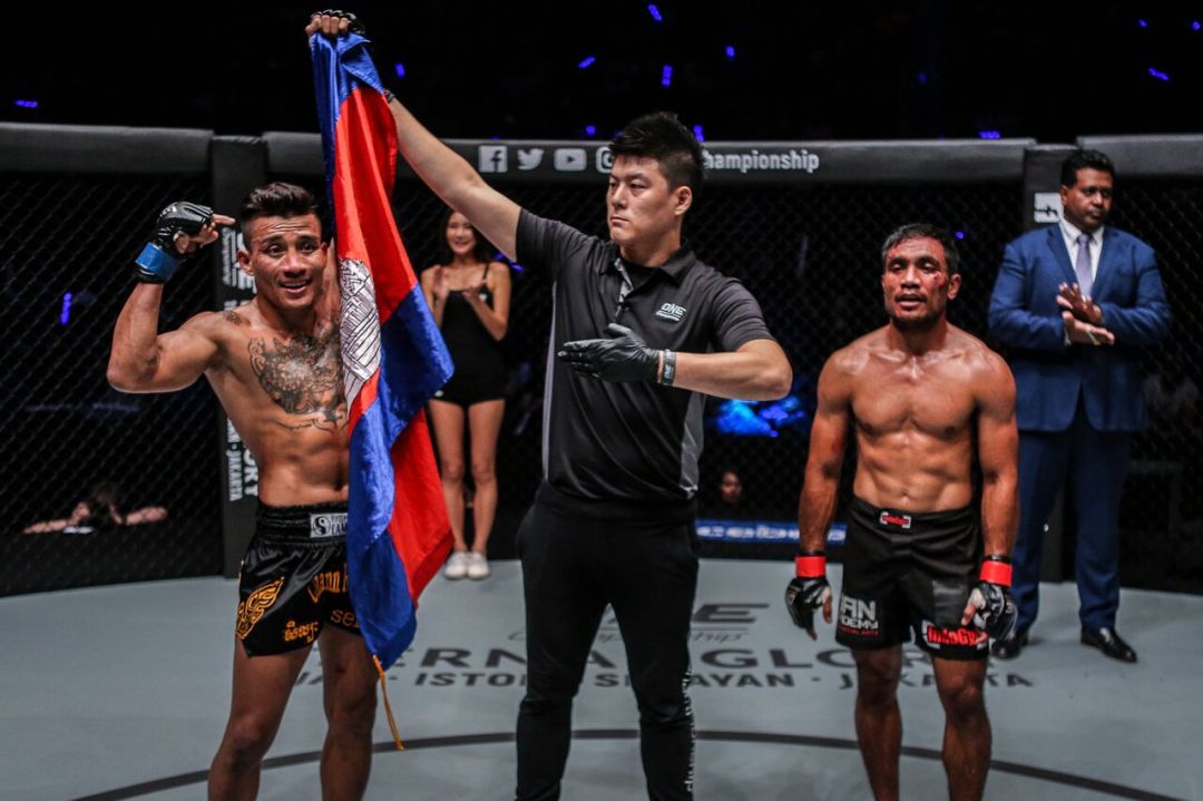 Chan Rothana, Kemp Cheng, Abro Fernandes (© ONE Championship)
