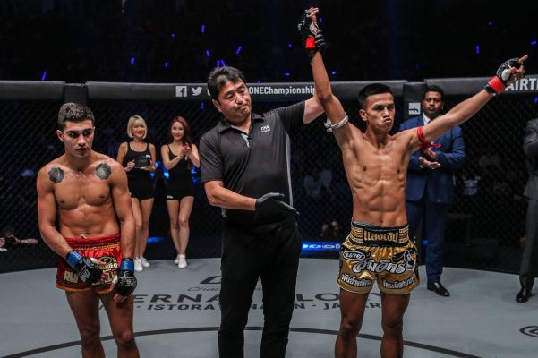 Rui Botelho, Atsushi Onari, Panpayak Jitmuangnon (© ONE Championship)
