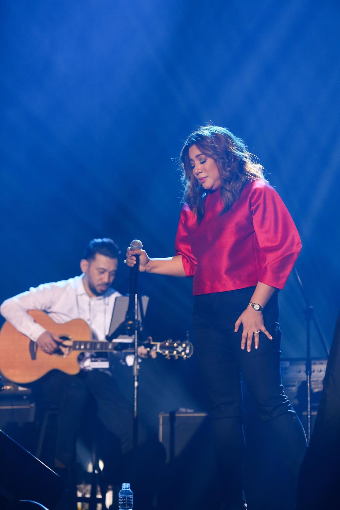 Faith Cuneta opens for Michael Learns to Rock with Mariah Carey, Steve Perry songs