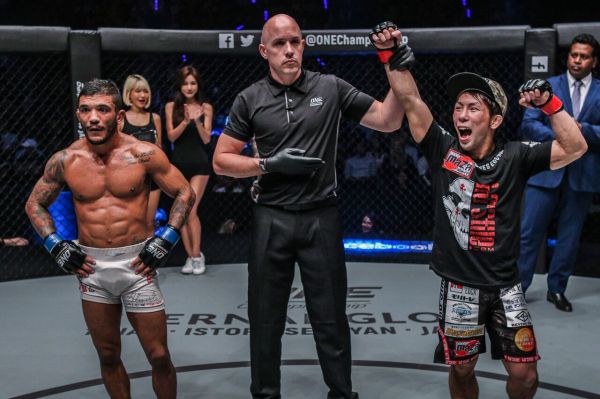Alex Silva, Olivier Coste, Yosuke Saruta (© ONE Championship)