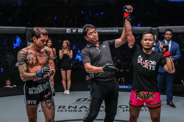Luis Regis, Atsushi Onari, Yodsanklai IWE Fairtex (© ONE Championship)