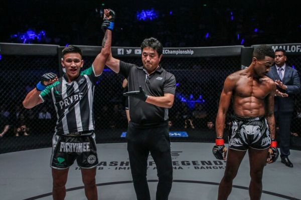Bangpleenoi Petchyindee Academy, Atsushi Onari, Brown Pinas (© ONE Championship)