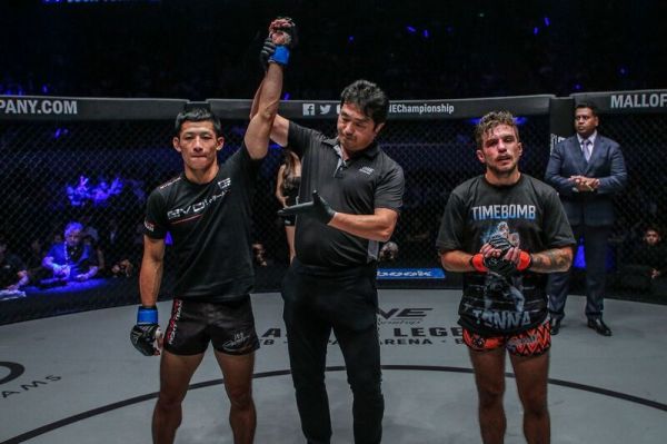 Hiroki Akimoto, Atsushi Onari, Josh Tonna (© ONE Championship)