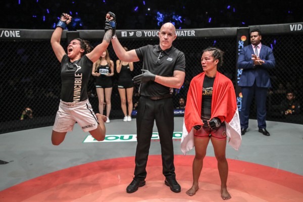 Puja Tomar, Olivier Coste, Priscilla Hertati Lumban Gaol (© ONE Championship)