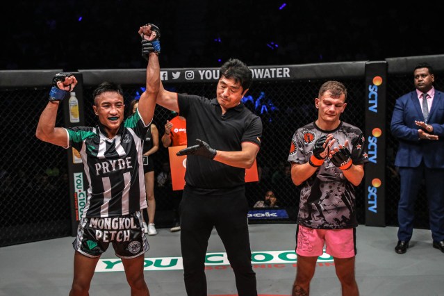 Mongkolpetch Petchyindee Academy, Atsushi Onari, Alexi Serepisos (© ONE Championship)