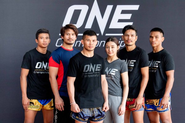 Superlek Kiatmoo9, Shannon Wiratchai, Nong-o Gaiyanghadao, Rika Ishige, Chamuaktong Fightermuaythai, Kongsak P.K.Saenchaimuaythaigym (© ONE Championship)