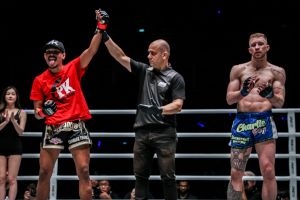 Chamuaktong Fightermuaythai, Elias Dolaptsis, Charlie Peters (© ONE Championship)
