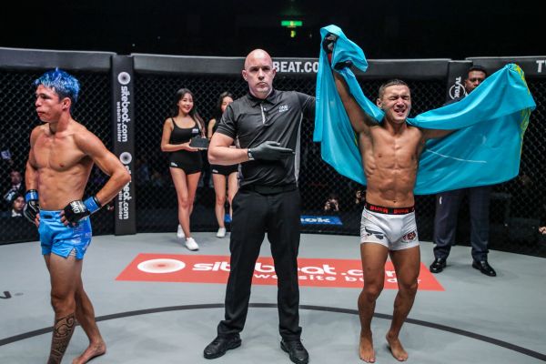 Reece McLaren, Olivier Coste, Kairat Akhtemov (©ONE Championship)