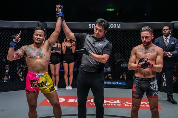 Yodsanklai IWE Fairtex, Atsushi Onari, Andy Souwer (©ONE Championship)