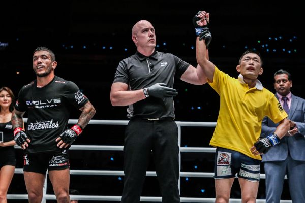 Alex Silva, Olivier Coste, Yoshitaka Naito (© ONE Championship) 