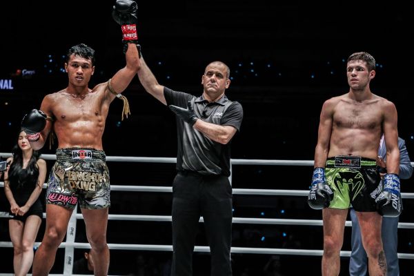 Jo Nattawut, Elias Dolaptsis, Sasha Moisa (© ONE Championship) 