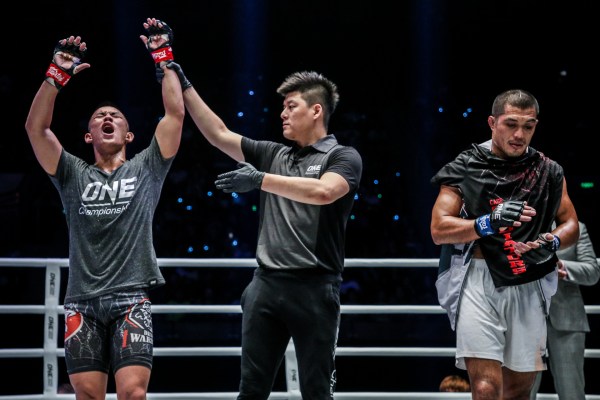Niu Kang Kang, Kemp Cheng, Eric Kelly (© ONE Championship)