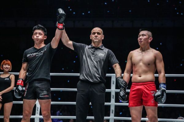 Hiroki Akimoto, Elias Dolaptsis, Kenny Tse (© ONE Championship)