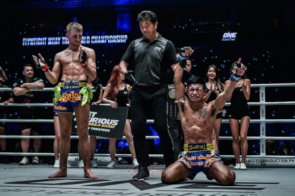 Jonathan Haggerty, Atsushi Onari, Rodtang Jitmuangnon (©ONE Championship)