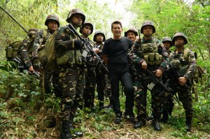 Brillante Mendoza (center)