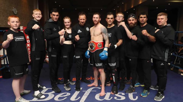 Johny Smith (center) (©World Kickboxing Network)