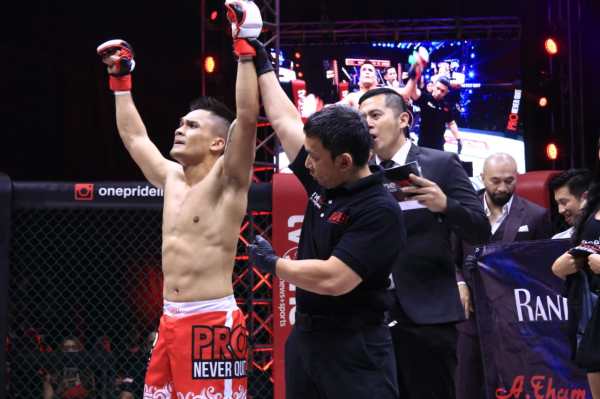 Randy Pangalila (left) (©One Pride Pro Never Quit)