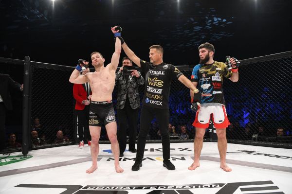 Zach Makovsky, Velimurad Alkhasov (©BRAVE Combat Federation)