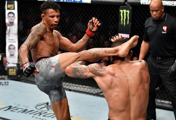 Alex Oliveira, Mark Smith (©UFC)