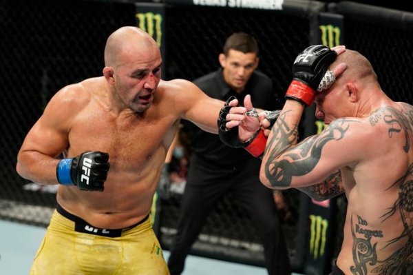 Glover Teixeira, Anthony Smith (©UFC)