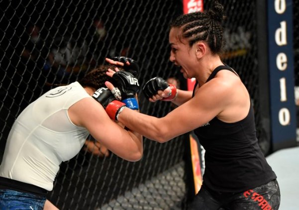 Michelle Waterson, Carla Esparza (©UFC)