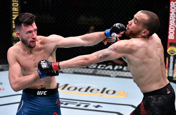 Julian Erosa, Sean Woodson (©UFC)