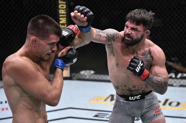 Mickey Gall, Mike Perry (©UFC)