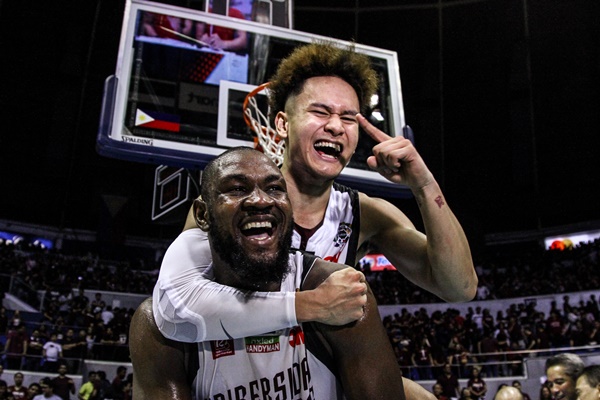 Bright Akhuetie, Juan Gomez de Liaño