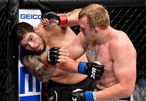 Carlos Felipe, Sergey Spivak (©UFC)