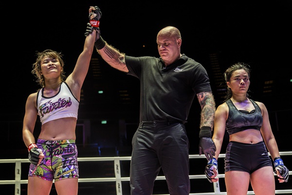 Stamp Fairtex, Nick Chapman, Sunisa Srisen (©ONE Championship)