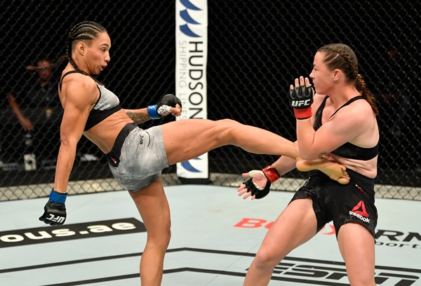 Taila Santos, Molly McCann (©UFC)
