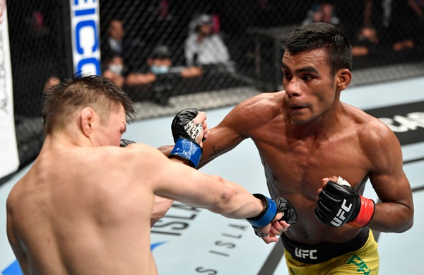 Zhalgas Zhumagulov, Raulian Paiva (©UFC)