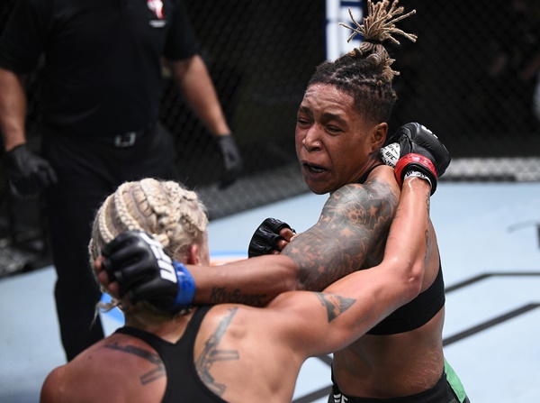 Shana Dobson (©UFC)