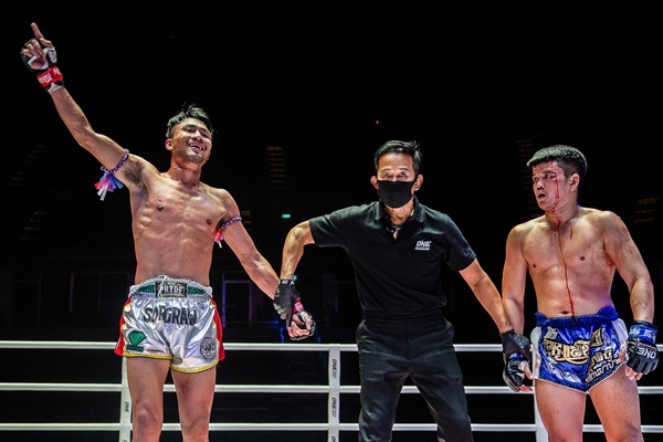 Sorgraw Petchyindee Academy, Yongsak Na Songkhla, Pongsiri PK.Saenchaimuaythaigym (©ONE Championship)