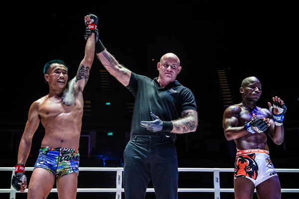 Yodkaikaew Fairtex, Nick Chapman, John Shink (©ONE Championship)