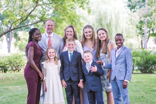 (front L-R) Vivian Barrett, Juliet Barrett, Liam Barrett, Benjamin Barrett / (back L-R) Jesse Barrett, Amy Coney Barrett, Emma Barrett, Tess Barrett, John Peter Barrett