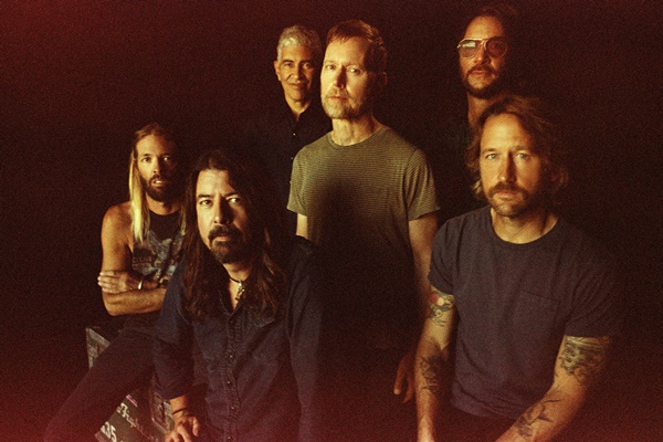 Taylor Hawkins, Dave Grohl, Pat Smear, Nate Mendel, Rami Jaffee, Chris Shiflett (©Danny Clinch)