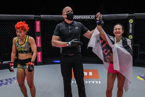 Stamp Fairtex, Olivier Coste, Alyona Rassohyna (©ONE Championship)