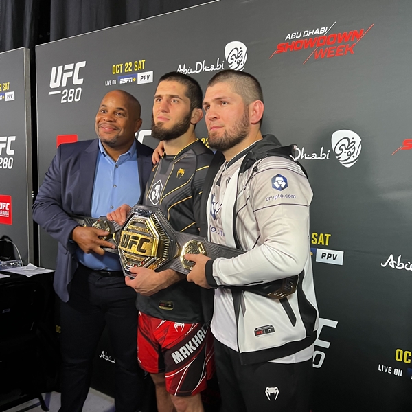 Daniel Cormier, Islam Makhachev, Khabib Nurmagomedov (©UFC)